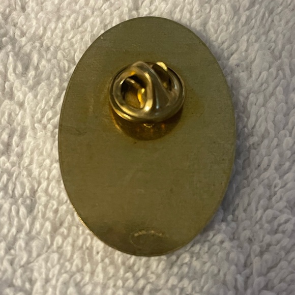 Vintage WWE The undertaker rare pin in great condition - Picture 4 of 4